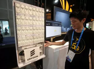 Shi Zhuo explica cómo funciona el 5G plug-in Massive MIMO cell radio de Ericsson durante el GSMA Mobile World Congress Americas hoy, miércoles 12 de septiembre de 2018, en el Centro de Convenciones de Los Ángeles, California (EE.UU.). EFE