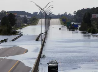 Las aplicaciones de navegación como Waze intentan ayudar a los conductores a evitar las inundaciones causadas por los huracanes, pero las autoridades locales dicen que las personas no deberían confiar en ellas. (AP Photo / Gerry Broome, Archivo)