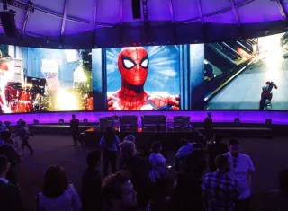 Asistentes observan un vídeo de Spider-Man en la fiesta Sony Playstation E3, en Los Ángeles (EE.UU.). EFE Archivo