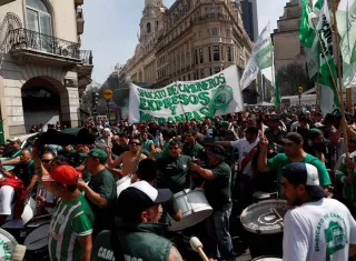 Cientos de personas fueron registradas este lunes, durante una marcha en contra de las políticas económicas del presidente Mauricio Macri, convocada por los sindicatos argentinos, en los alrededores de la Plaza de Mayo de Buenos Aires (Argentina). EFE