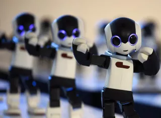 Cien unidades del robot humanoide "Robi" exhibidos bailan durante un evento promocional. EFE/Archivo