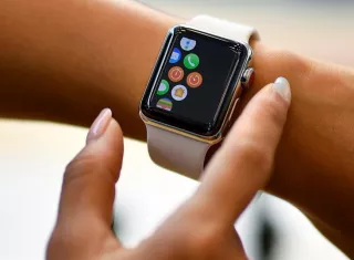 De este modo, en lugar de tener que llevar la tarjeta física habitual hasta ahora, los estudiantes almacenarán esta forma de identificación en la &quot;cartera digital&quot; de su teléfono o reloj (la &quot;Apple Wallet&quot;). EFE/Archivo