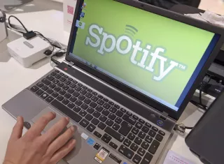 Huérfana de ideas, la otrora floreciente industria de la música grabada hacía aguas por los rigores de una piratería descarnada cuando en 2008 nació Spotify. EFE
