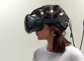 Fotografía facilitada por la Universidad Politécnica de Valencia en la que una joven prueba el modelo de reconocimiento emocional en entornos de realidad virtual que ha sido creado por investigadores de dicha universidad. efe