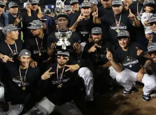 Roberto Kelly festeja con sus pupilos./ Foto Cortesía