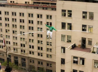 El funambulista marroquí Mustafá Danger cruza hoy, miércoles 10 de octubre de 2018, en un cable de acero a cincuenta metros de altura el Paseo Bulnes, en el centro de Santiago (Chile). EFE