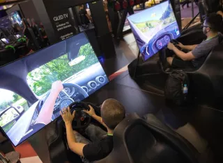 Jóvenes juegan en la feria Brasil Game Show este miércoles 10 de octubre de 2018, en Sao Paulo (Brasil). EFE