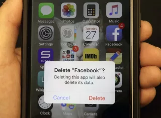  un reportero sostiene un teléfono que muestra la aplicación de Facebook en San Francisco. AP