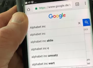 La aplicación Intra, desarrollada por la unidad Jigsaw de Alphabet, fue pensada para combatir la manipulación del sistema de nombres de dominio. EFE/Archivo