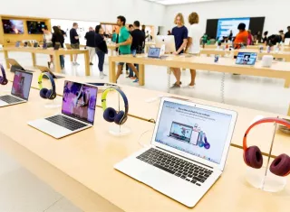 Fotografía de archivo del 1 de agosto de 2018 que muestra computadores portátiles de Apple en una tienda de Nueva York (EE. UU.). EFEArchivo
