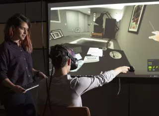 Fotografía del Laboratorio de Interacción Humana Virtual de la Universidad de Stanford donde se registró a Fernanda Herrera (i) al observar a Hannah Mieczkowski (d) mientras navega a través de una experiencia virtual llamada "Quedarse sin Hogar". EFE