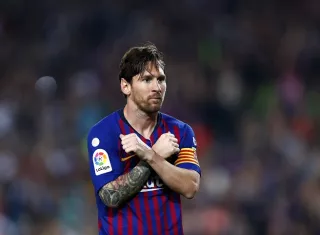 Lionel Messi será baja por una fractura en el radio del brazo derecho. Foto:  EFE