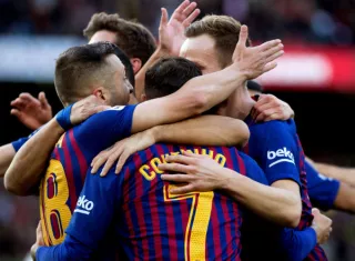 Jugadores del Barcelona celebran uno de los goles anotados en el partido. Foto: EFE