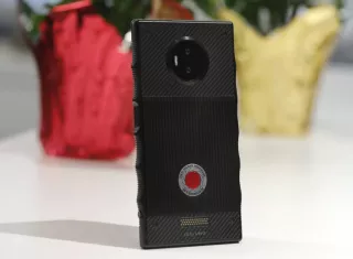 El nuevo Hydrogen One tiene una pantalla holográfica que produce imágenes tridimensionales. AP