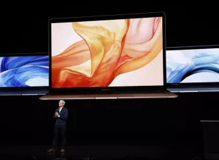 El consejero delegado de Apple, Tim Cook, fue registrado este martes al presentar el nuevo modelo del popular ordenador portátil superligero MacBook Air, durante un evento en la Academia de Música de Brooklyn, en Nueva York (EE.UU.). EFE