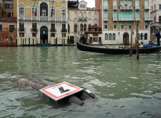 Vista de una señal derribada durante la tormenta caída en Venecia. EFE