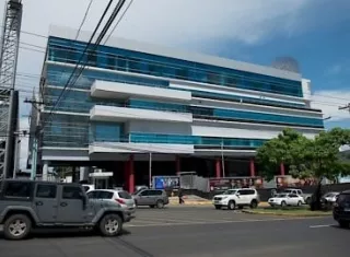 Vista general de la parte externa de las instalaciones de Medcom. Foto: Archivo