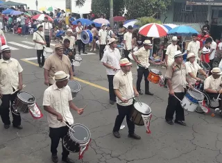 Bandas independiente deciden no culminar el desfile. Foto: Mayra Madrid
