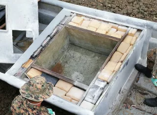 Unos 322 paquetes de supuestas sustancias ilícitas iban ocultos en doble fondo de una embarcación decomisada en Darién. Foto: Senafront