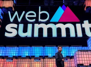 El cofundador y director de la empresa Blockchain, Peter Smith, pronuncia un discurso durante la segunda jornada de la cumbre Web Summit 2018, en Lisboa. EFE