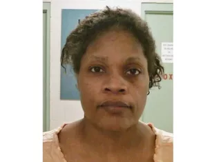 Carolyn Jones, fue acusada de asesinato en primer grado después de que su nieta de 20 meses de edad, Realeza Marie Floyd , fue encontrado apuñalado y quemado dentro de un horno. AP