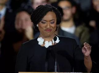 La congresista electa de los Estados Unidos Ayanna Pressley habla en el Hotel Fairmont en Boston, Massachusetts (EE. UU.). EFE