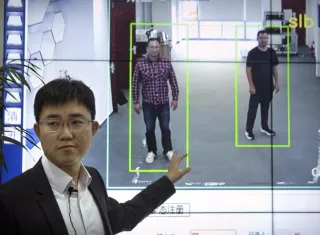  Una startup de tecnología china espera comenzar a vender software que reconozca a las personas por la forma de su cuerpo y la forma en que caminan, permitiendo la identificación cuando las caras están ocultas a las cámaras. AP