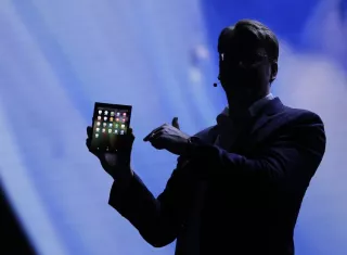 Justin Denison, vicepresidente ejecutivo de desarrollo de productos móviles, muestra la pantalla Infinity Flex de un teléfono inteligente plegable. AP