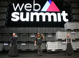 El científico de Hanson Robotics y fundador de SingularityNET, Ben Goetzel (c), presenta a los robots humanoides Han (i) y Sophia (d) durante la tercera jornada de la Web Summit, la mayor cita tecnológica de Europa, en Lisboa (Portugal). EFE