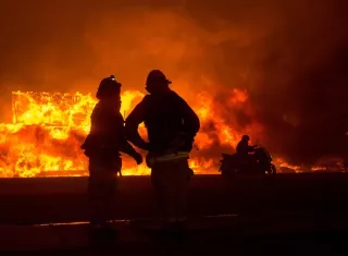 Bomberos trabajan para apagar un incendio en el condado de Butte, California (EE. UU.). Se ordenó a las comunidades cercanas de Pulga, Paradise y Concow que evacuen la zona. EFE