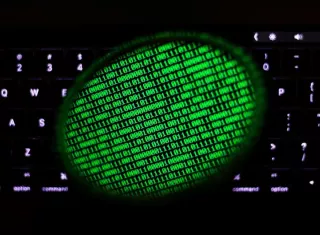 Fotografía de archivo fechada el 28 de junio de 2017 que muestra un espejo que refleja un código binario en una pantalla de ordenador, en Taipei (Taiwán). EFEArchivo