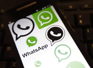 Una pantalla de celular con imágenes relacionadas con WhatsApp. EFE/Archivo