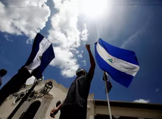 Cientos de personas participan en una protesta contra del Gobierno de Daniel Ortega. EFE