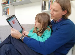 Una ola de aplicaciones digitales de dinero de bolsillo que vienen con tarjetas prepagas son nuevas herramientas para la educación financiera. AP