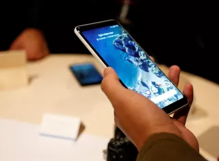 La cámara hará hasta quince fotografías en un período que puede llegar a ser de seis segundos, y luego usará inteligencia artificial para sacar información de todas ellas y crear una imagen iluminada. EFE