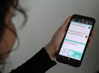 En la imagen, una mujer observa la aplicación en un móvil. EFE