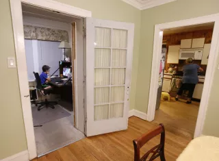 Henry Hailey, de 10 años, mira videos en línea en las primeras horas de la mañana en el sótano de su casa de Chicago. Foto: AP 