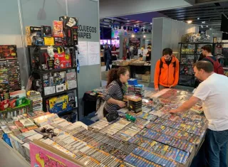Imagen de vendedores de videojuegos antiguos en Madrid Games Week/EFE