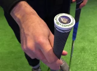 Una persona enseña un palo de golf con un sensor desde donde se capta todo tipo de datos relevantes para determinar la estrategia que debe seguir el jugador en San Francisco, California (EE.UU.). EFE