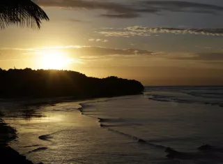 otografía del sol al amanecer hoy, domingo 25 de noviembre de 2018, desde el sector exclusivo de Costa del Este en la bahía de Ciudad de Panamá (Panamá). EFE