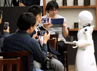 Un café de Tokio ha lanzado un proyecto pionero para utilizar robots como camareros, manejados a distancia por una persona con discapacidad.  EFE
