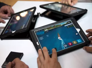 Francia quiere proteger a los bebés de móviles, tabletas y televisores con un etiquetado en los embalajes que advierta de los problemas psicomotores que los más pequeños pueden sufrir por un exceso de exposición a estas pantallas. EFE/Archivo