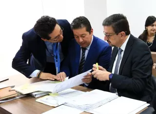 El abogado del fundador de WikiLeaks, Julian Assange, Carlos Poveda (i); Patricio Proaño (i), director de Patrocinio, junto al procurador General del Estado, Íñigo Salvador (d), participan, en una audiencia en la Corte Provincial de Pichincha, Quito. EFE