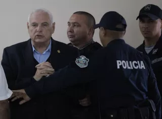 En al imagen, el expresidente panameño Ricardo Martinelli (i). EFE/Archivo