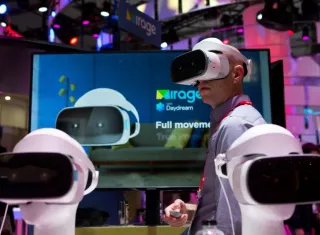 Un vistante prueba unas gafas de realidad virtual, un proyecto piloto que permitirá teleasistir distancia y en tiempo real gracias a la tecnología 5G. EFE/Archivo