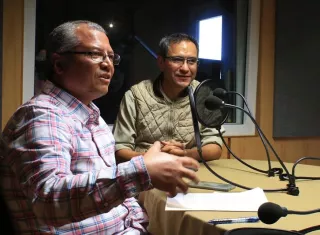 Fotografía cedida hoy, por la Universidad Autónoma Metropolitana (UAM), de los doctores Eduardo Jardón (i) y Derik Castillo (d), durante una conversación en Ciudad de México (México). EFE 