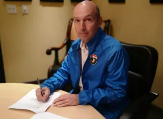 Javier Álvarez al momento de firmar su contrato con el club de Plaza Amador: Foto: @cdplazaamador