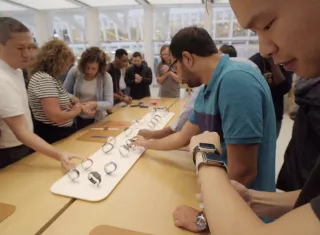  Clientes miran los nuevos relojes Apple, incluyendo la Serie 4 en una tienda Apple en Nueva York. AP
