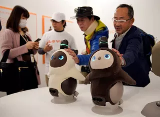 Varios periodistas revisan el nuevo robot doméstico "Lovot", de la compañía Groove X, durante su presentación en un evento para la prensa en Tokio (Japón). EFE