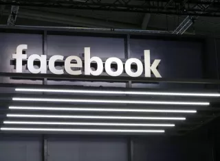 Imagen del rótulo iluminado de la compañía Facebook. EFE/Archivo